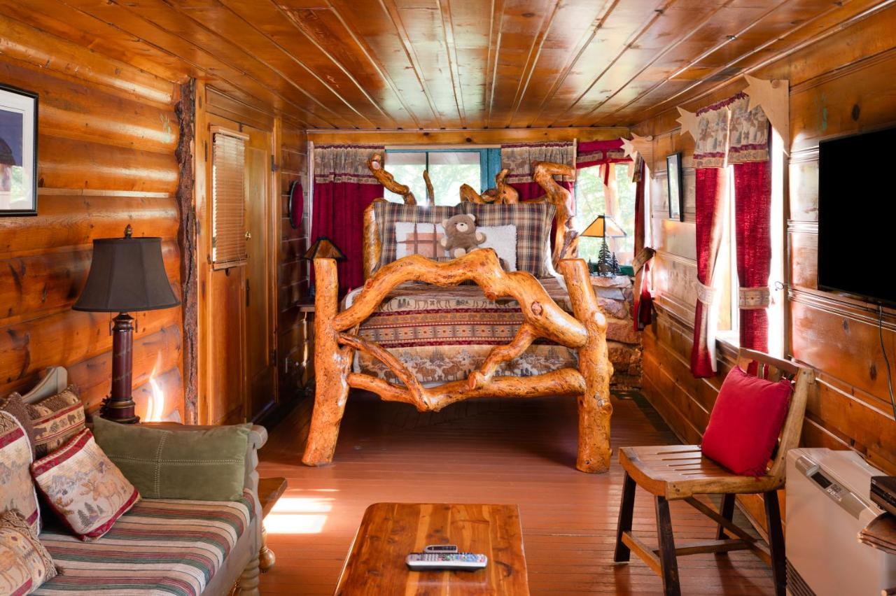 Gold Mountain Manor Bed & Breakfast บิ๊กแบร์เลค ภายนอก รูปภาพ