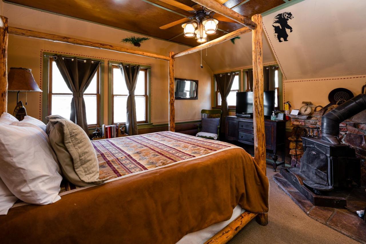 Gold Mountain Manor Bed & Breakfast บิ๊กแบร์เลค ภายนอก รูปภาพ