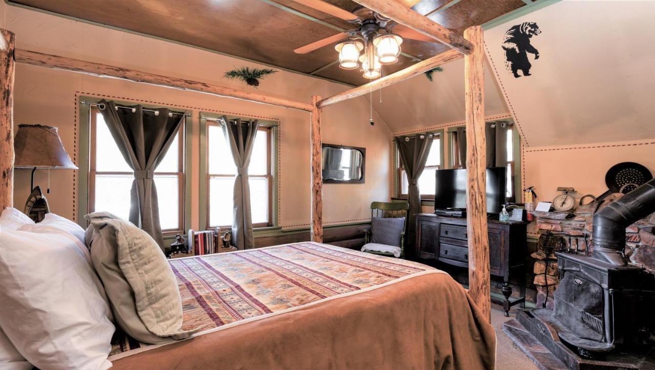 Gold Mountain Manor Bed & Breakfast บิ๊กแบร์เลค ภายนอก รูปภาพ