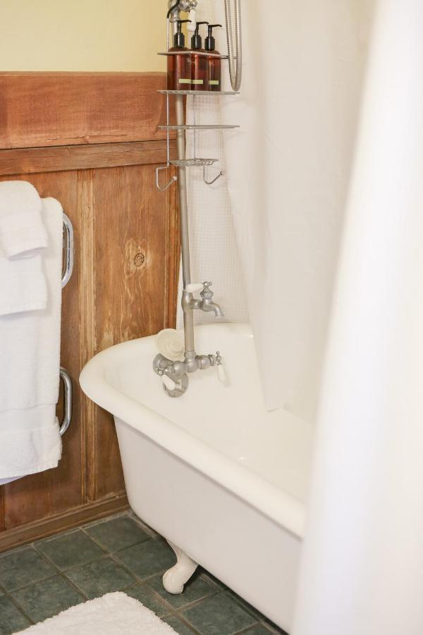 Gold Mountain Manor Bed & Breakfast บิ๊กแบร์เลค ภายนอก รูปภาพ